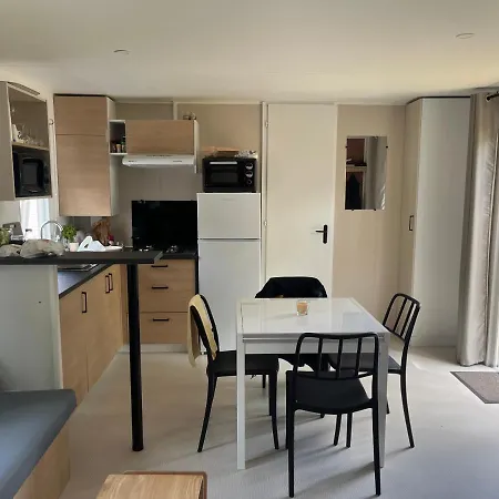 Mobilhome 4 Personnes Climatise Camping Les 7 Fonts 캠프장